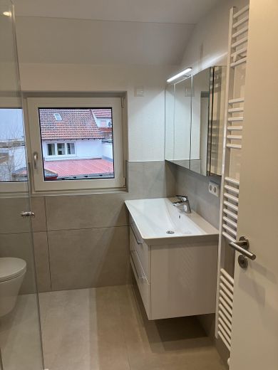 Zweitbezug nach Kernsanierung. Moderne & zentral gelegene 6-Zimmer Wohnung mit EBK – Neues Bad