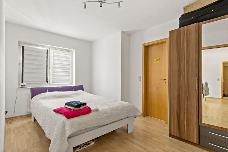 Perfekte Lage, Perfektes Zuhause: Gemütliche 2-Raumwohnung mit Erstklassiger Infrastruktur – Schlafzimmer