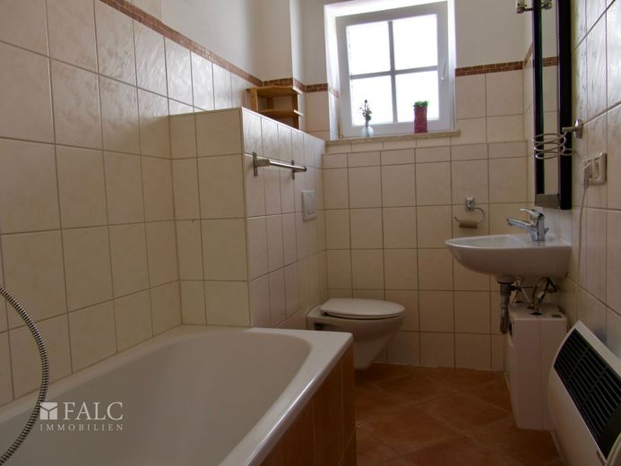 Einfach Mehr: Kernsaniertes und gepflegtes Stadthaus mit ELW. PV-Anlage, Batteriespeicher. Erbpacht. – 1. OG: Badezimmer