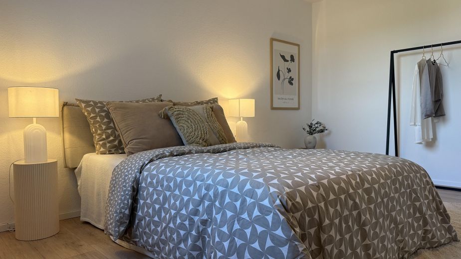 Einziehen statt renovieren: Frisch modernisierte 2-Zimmer-Wohnung mit Panoramablick – Schlafzimmer