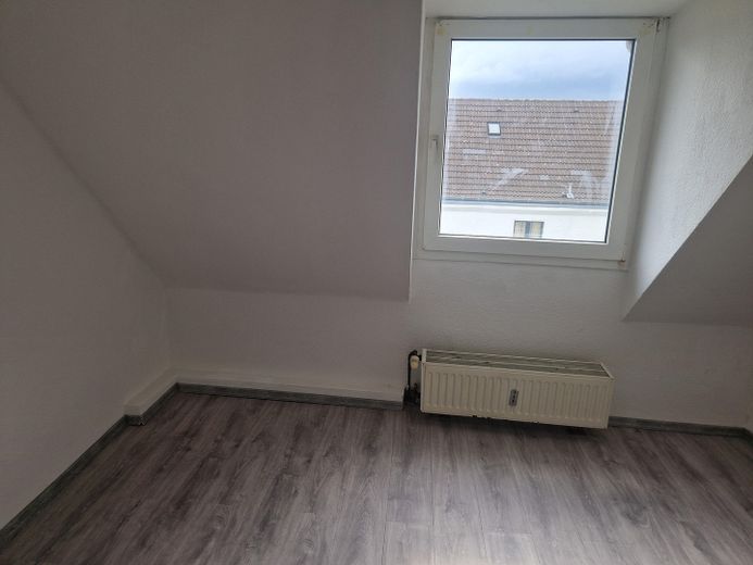 Dachgeschosswohnung in Hochfeld – Wohn/Schlafzimmer 2