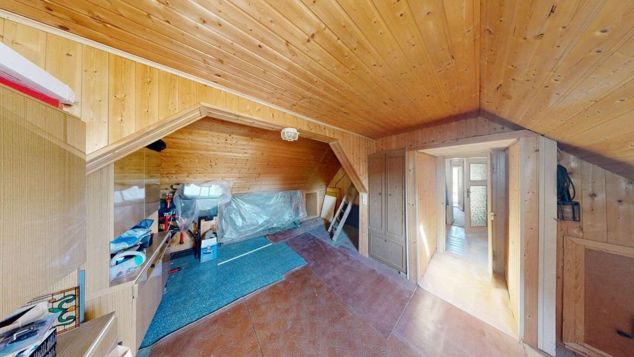 Behagliches Einfamilienhaus mit Balkon, Kamin &amp; Nebengebäude - perfekt für ruhiges, zentrales Wohnen – Ausbaureserve im Dachgeschoss