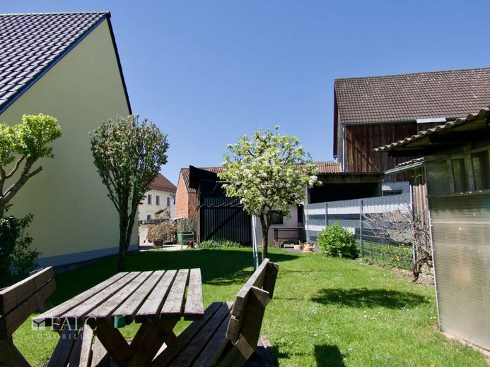 Einfach Mehr: Top Gepflegtes Wohnhaus mit 2 eigenständigen Wohnungen. Garten, 3Garagen, Wintergarten – Garten 1 von 2