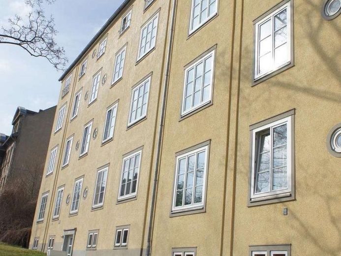 Frei ab 1.2.27 - Laminat wird neu verlegt ! DG ohne Schrägen mit sonnigem Balkon ! – Foto 1