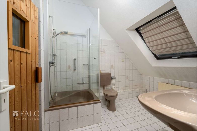 Helle Maisonette-Wohnung mit Terrasse, Fußbodenheizung und eigenem Saunaraum – Badezimmer