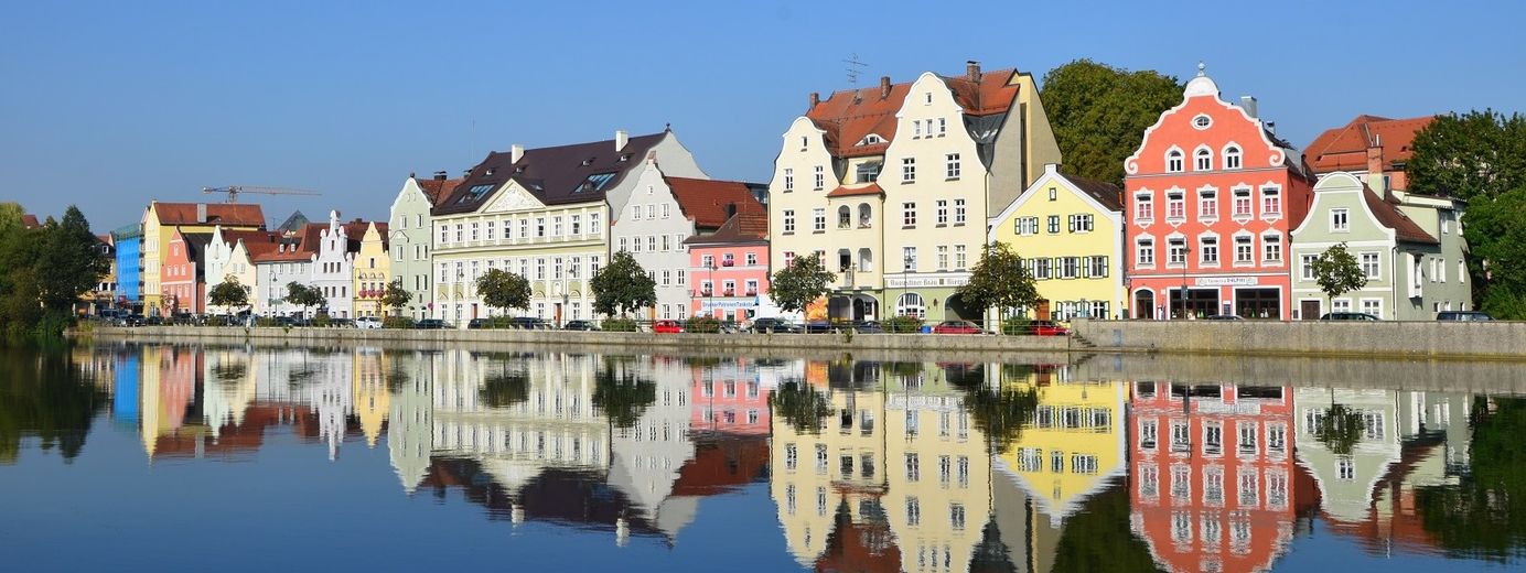 Arredato al top / Completamente arredato: ampio bilocale, luminoso e tranquillo, vicino alla stazione centrale, garage sotterraneo, WLAN – Landshut