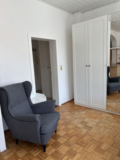 Nowa kuchnia w zabudowie, nowa łazienka, nowe ogrzewanie, jasne mieszkanie jednopokojowe – Wohnbereich mit Schrank