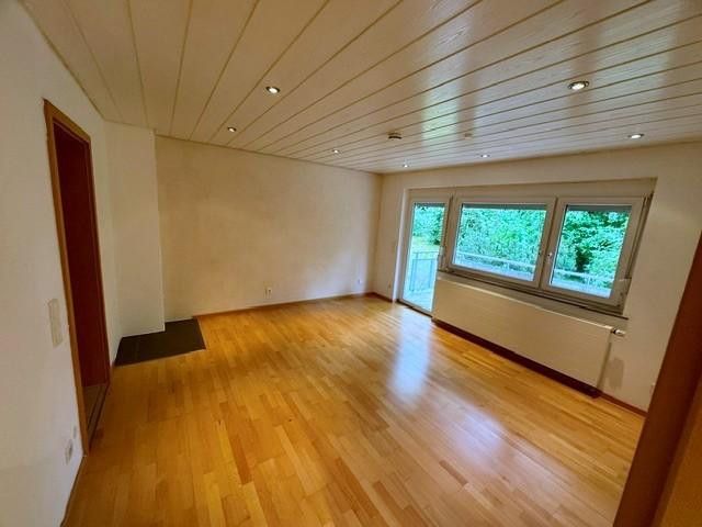 Verzorgd 4-kamer appartement met balkon en twee parkeerplaatsen – Foto 1