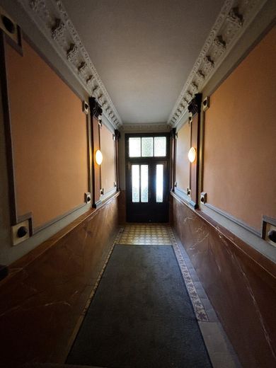 Luminoso appartamento di 3 locali con ascensore, nuova cucina componibile e bagno rinnovato – Gepflegter Hauseingang