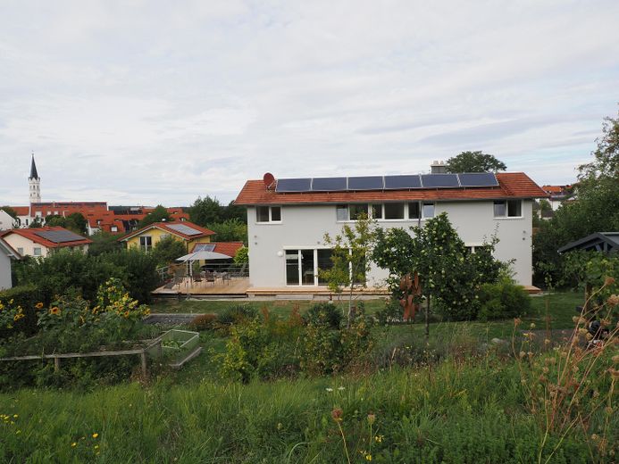 Aydınlık ve huzur verici atmosfere sahip, doğal bahçeli modern mimar evi – Ortsrandlage
