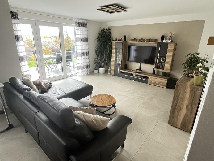 Exklusive 4-Zimmer-Gartenwohnung im Neubau mit großzügigem Garten, Einbauküche & E-Auto-Stellplatz – Foto 1