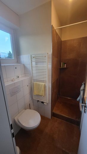 Maison d’architecte située sur un versant calme avec espace séparé pour bureau/cabinet (appartement indépendant) – Gäste-WC mit Dusche