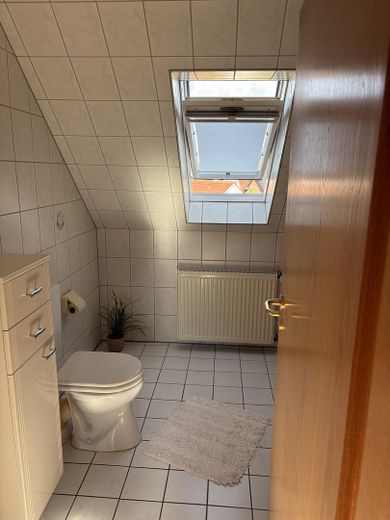 Appartmentwohnung im Dachgeschoss zu vermieten – Badezimmer