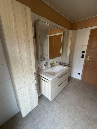 Freistehendes Einfamilienhaus in Neutraubling – Bad 1OG