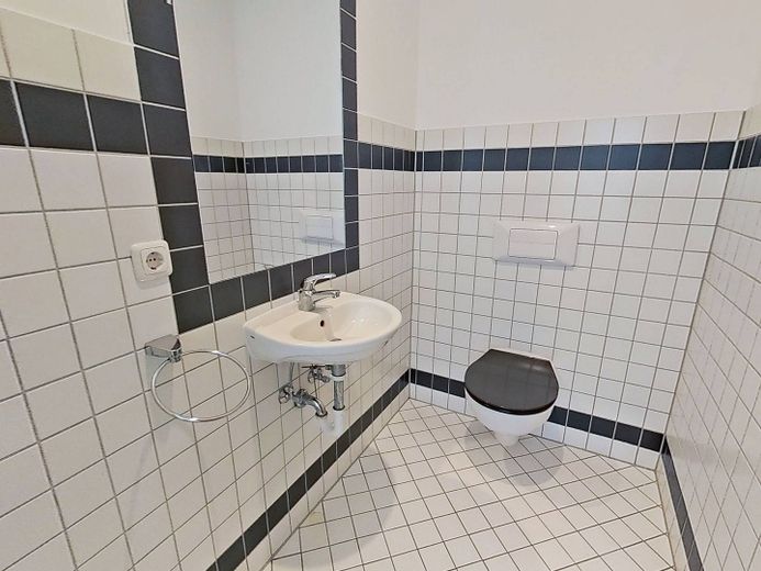Cadono le foglie, anche i vostri costi di affitto – Trasferitevi e risparmiate 1 NKM: spazioso appartamento di 4 locali con BALCONE soleggiato nello storico Breitenweg – Separates WC