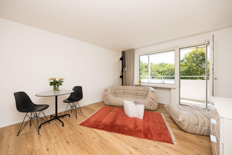 Entrate subito e sentitevi a vostro agio: appartamento ristrutturato di 1,5 locali con balcone a Bogenhausen – Das Wohnzimmer (3/3)