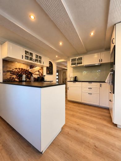Fully renovated family home with a stunning conservatory, photovoltaic system, heat pump & large outbuilding – Küche EG b