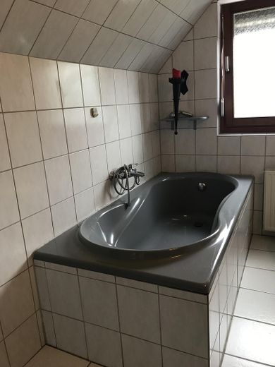 Freistehendes Einfamilienhaus mit Photovoltaikanlage auf sonnigem Grundstück in Berlin-Wittenau – Bad mit Wanne im DG