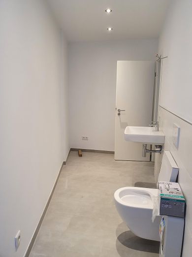 2-Zimmer/EBK/Bad/Balkon/Keller (fast) Erstbezug nach hochwertiger Sanierung direkt vom Eigentümer – Bad