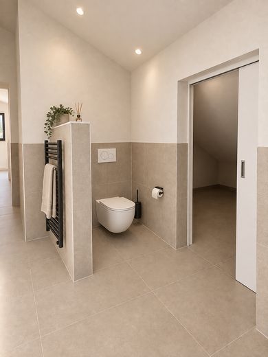 4-Zimmer-Traum mit Galeriefeeling, Fensterfront und Südbalkon – Badezimmer
