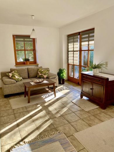 Top 3-Zimmer-Wohnung mit 102qm, ruhig, EBK, Garage, 92280 Kastl, Garten, auf Wunsch möbliert – Zimmer 1 weitere Ansicht