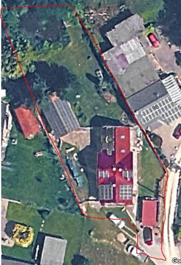 Casa unifamiliar completamente renovada con amplio jardín en una ubicación tranquila y bien comunicada – Lage Satellitenbild