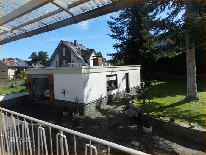 Blick von EG Terrasse  in den Garten und Einliegergebäude