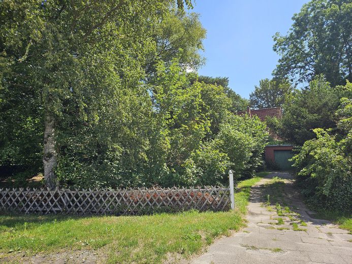 Bauernhaus mit bezauberndem Garten – Einfahrt Seitenstraße Garage