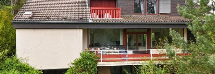 Casa unifamiliare con appartamento indipendente a Rösrath, 1.236 m² di terreno e grande potenziale per ampliamento e ristrutturazione
