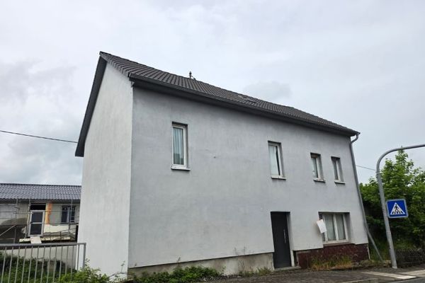 Tweegezinswoning die renovatie behoeft (deels gerenoveerd) met potentieel en garage in Roth