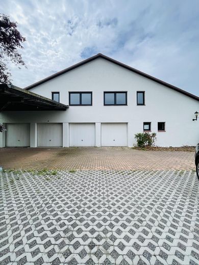 Freshly renovated! 885m² Elegant & Attractive commission-free commercial space in Winsen (Luhe) – Garagen