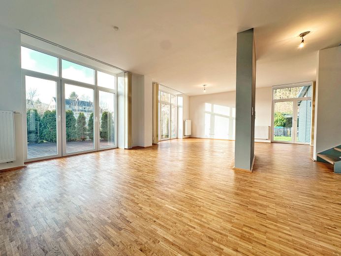 Modernes Wohnhaus mit separater Gewerbeeinheit in ruhiger Citylage – Wohnzimmer