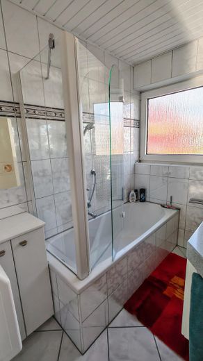 BAdewanne mit Duschaufsatz