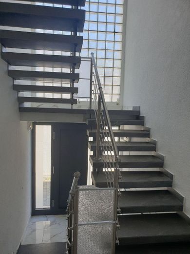 127 m² PRIVATES WOHNEN MIT EIGENEM POOL & GARTEN – 2 GARAGEN + 1.920 € KALTMIETEINNAHMEN – Treppenhaus