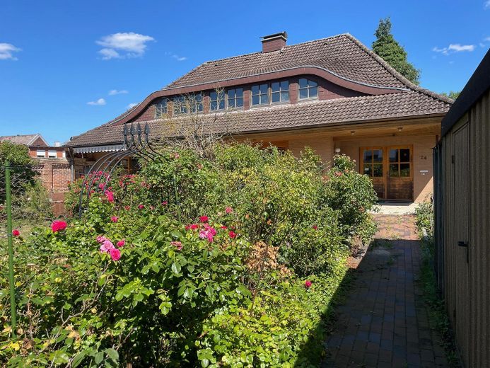Freistehendes Einfamilienhaus, nahe Weser, mit großer Ausbaureserve – Hausansicht 2