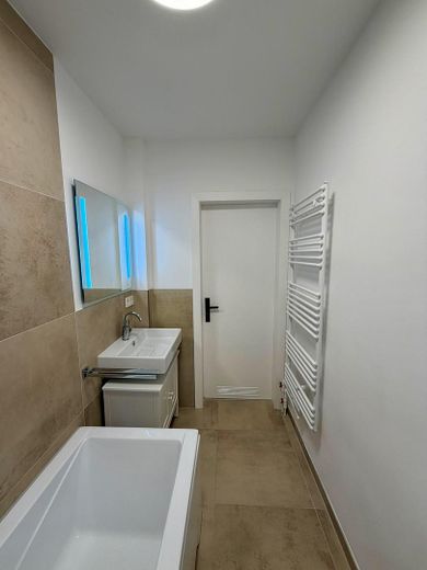 *Provisionsfrei* Renovierte 2,5-Zimmer Wohnung mit Balkon – Foto 4