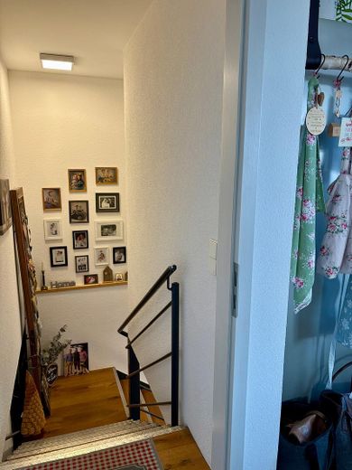 Stilvolles Landhaus mit vielseitig nutzbarer Werkstatt – Treppe, Eingangsbereich