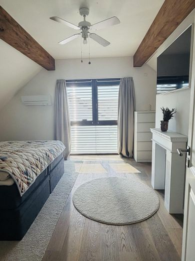 Casa unifamiliare moderna con qualità da nuova costruzione (anno di costruzione 2021), vista panoramica libera, aria condizionata e 3 posti auto in garage – Schlafzimmer