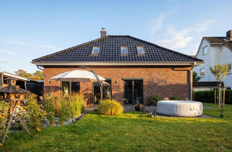 Luxuriöser Bungalow direkt an der Landesgrenze zu Schwanewede – Gartenansicht