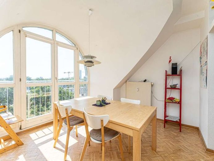 Appartement lumineux de 2 pièces au dernier étage avec une vue magnifique – Photo 1