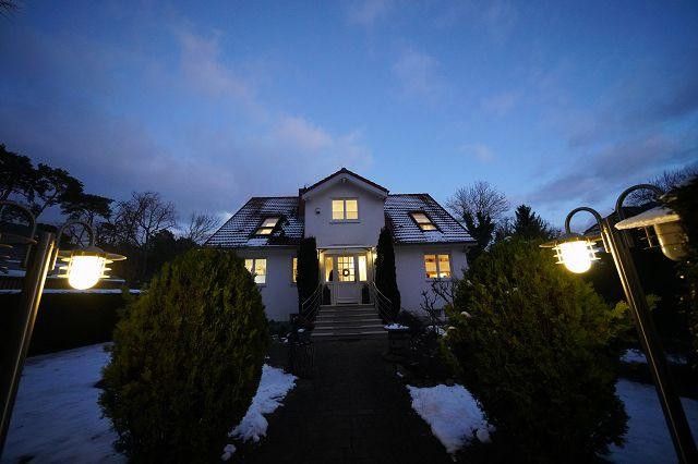Haus im Winter bei Nacht