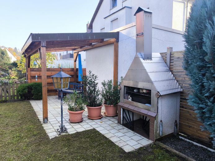 Idealny na czas emerytury: parterowy, wolnostojący dom jednorodzinny o powierzchni 100+90m² na działce o powierzchni 387 m² (kupno) – Terrasse und gemauerter Grill