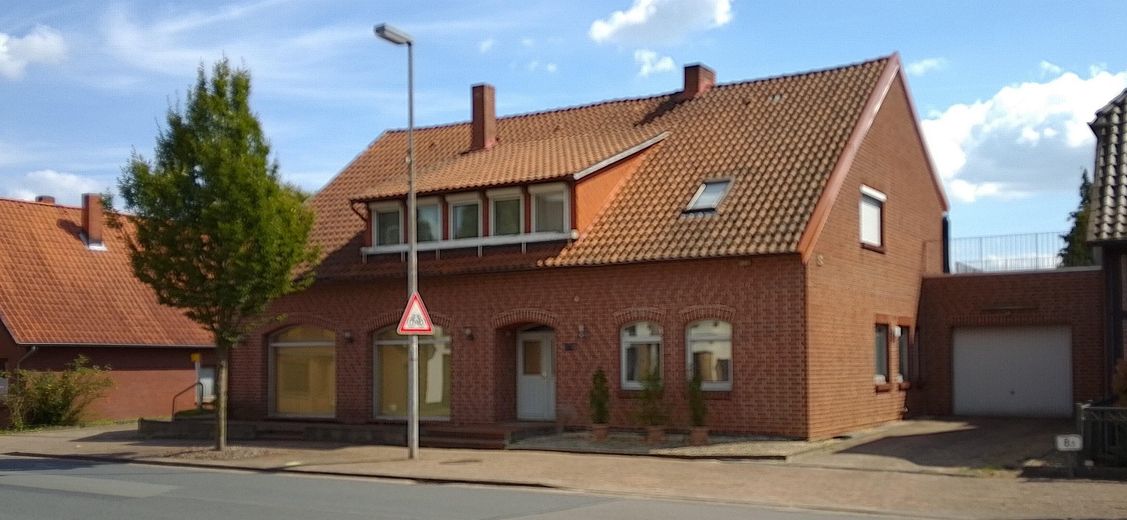 Straßenseite von Nordwesten