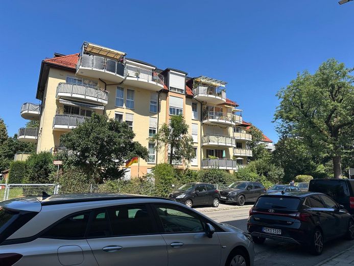 Helle 3 Zimmer ETW München-Berg am Laim, moebliert, provisionsfrei – Bild Vordereingang Haus