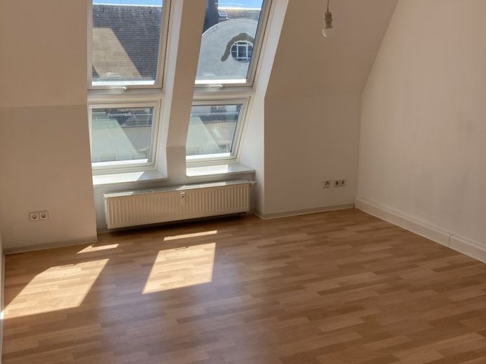 Zentrale 3-Raum-Wohnung mit Aufzug, Stellplatz und Top-Anbindung für Familien und Paare. – Foto 1