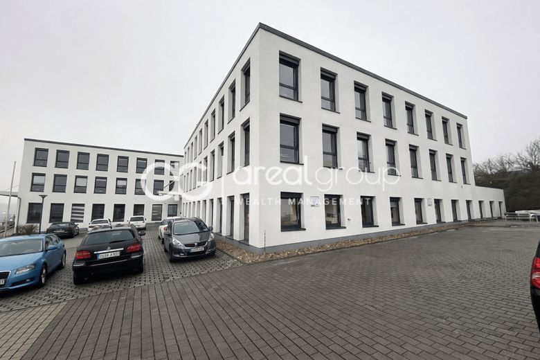 Provisionsfrei: Vollvermietetes Bürogebäude mit 125 Stellplätzen – Bild 1