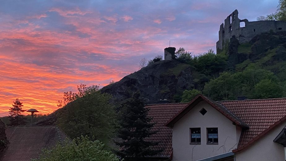 Dom dwurodzinny w wyjątkowej lokalizacji w Falkenstein w powiecie Donnersbergkreis na sprzedaż – Sonnenuntergang ü. Brurgruine