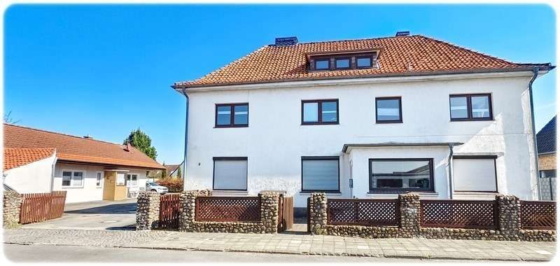 Uetze: 2 Häuser = 3 Wohnungen, 3 Garagen + Carport + potentielles Bauland im Garten – Zweifamilienhaus