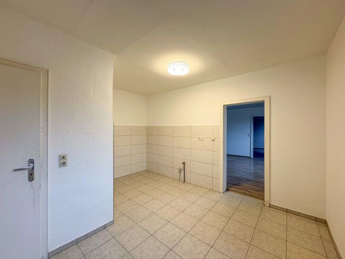 Wszechstronna posiadłość z domem mieszkalnym, halami magazynowymi & dużym podwórzem – Einliegerwohnung Küche