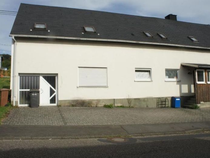 ** DOPPELHAUSHÄLFTE - IN UNNAU - MI)T GROSSEM GRUNDSTÜCK **** – Foto 1